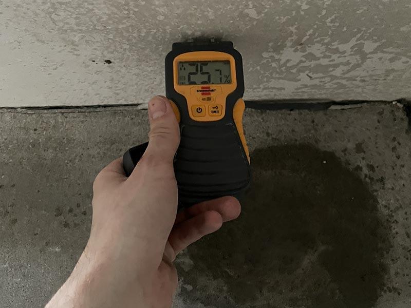 Znacznie zawilgocona wylewka oraz tynk