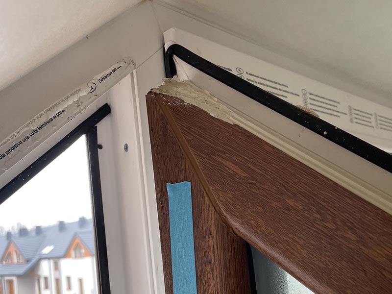 Zniszczona rama skrzydła okiennego