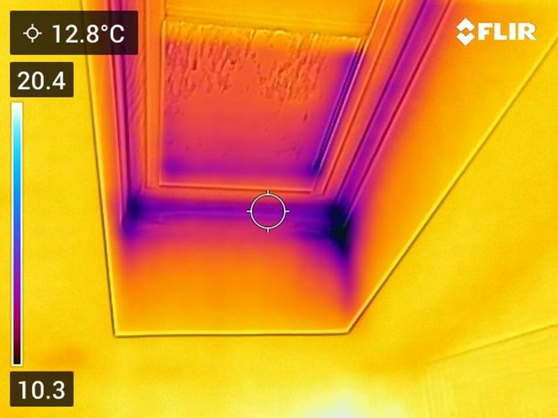 Nieszczelność pod oknem połaciowym