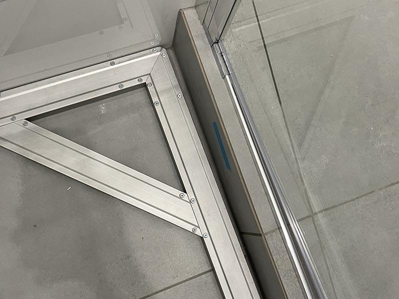 Znaczny brak kąta prostego zabudowy prysznica