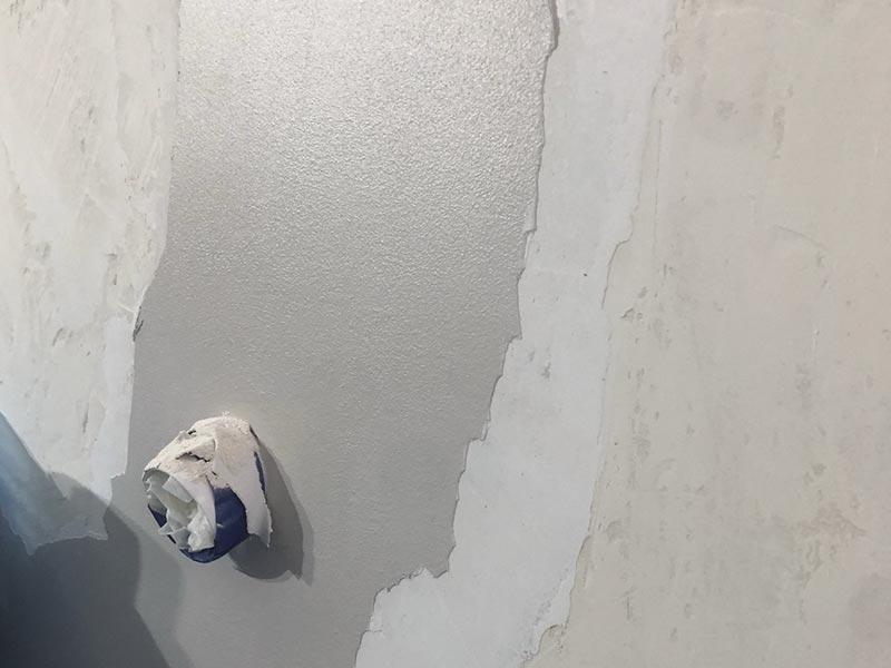 Odspojenie powłoki spowodowane niezagruntowaniem powierzchni