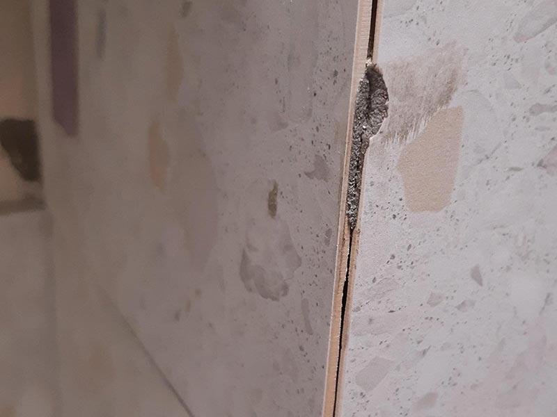 Ubytek płytki w narożniku